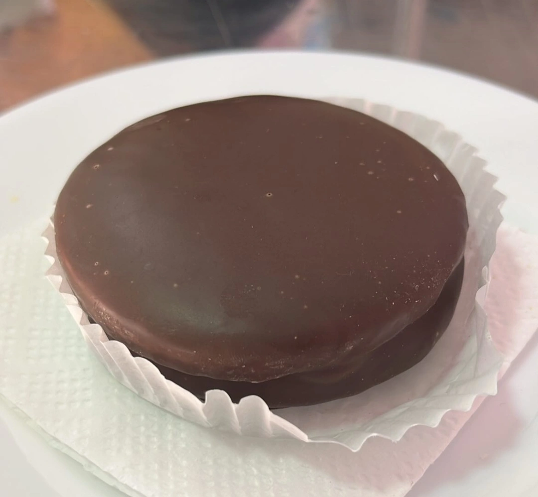 Alfajor de maicena bañado en chocolate