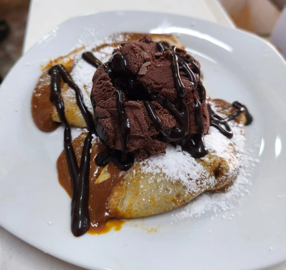 Panqueque con Manjar y helado